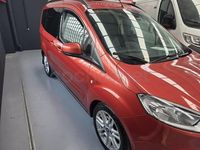 Usado Ford Tourneo Courier Ambiente 100 CV (73 kW) 2017 Granate Monovolumen