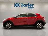 Usado Kia Stonic 120 CV (88 kW) 2022 Rojo SUV