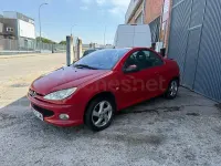 Usado Peugeot 206 110 CV (80 kW) 2003 Rojo Descapotable