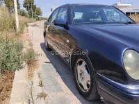 Usado Mercedes E300 Avantgarde 177 CV (130 kW) 1999 Azul Berlina