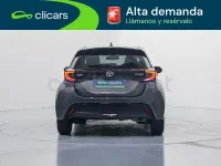 Usado Toyota Yaris Hybrid Style 116 CV (85 kW) 2022 Gris / plata Berlina
