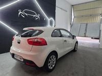 Usado Kia Rio 85 CV (62 kW) 2012 Blanco Berlina