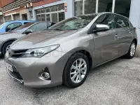 Usado Toyota Auris Business Edition 132 CV (97 kW) 2014 Beige Berlina