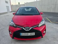 Usado Toyota Yaris Advance 99 CV (72 kW) 2015 Rojo Utilitario