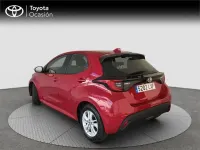 Usado Toyota Yaris Hybrid Active 116 CV (85 kW) 2022 Rojo Monovolumen