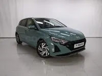 Usado Hyundai i20 100 CV (73 kW) 2025 Verde Utilitario