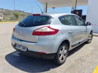 Usado Renault Mégane Dynamique 105 CV (77 kW) 2009 Gris / plata Berlina