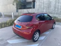 Usado Peugeot 208 Active 82 CV (60 kW) 2015 Granate Utilitario