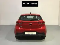 Usado Kia Rio 120 CV (88 kW) 2022 Rojo Berlina