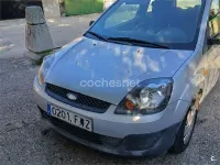 Usado Ford Fiesta Ambiente 70 CV (51 kW) 2007 Gris / plata Utilitario