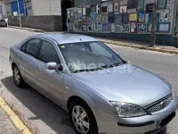 Usado Ford Mondeo Ghia 130 CV (95 kW) 2005 Gris / plata Familiar