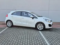 Usado Kia Rio 85 CV (62 kW) 2014 Blanco Berlina