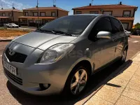 Usado Toyota Yaris 90 CV (66 kW) 2006 Gris / plata Berlina
