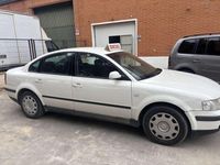 Usado VW Passat Edition 99 CV (72 kW) 2004 Blanco Berlina