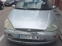 Usado Ford Focus Trend 100 CV (73 kW) 2001 Gris / plata Berlina