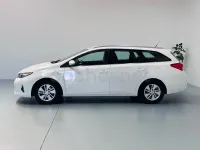 Usado Toyota Auris Hybrid Active 136 CV (100 kW) 2013 Blanco Familiar