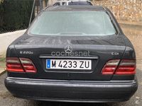 Usado Mercedes E220 Classic 125 CV (91 kW) 2000 Negro Berlina