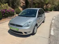 Usado Ford Fiesta Trend 68 CV (50 kW) 2004 Gris / plata Utilitario