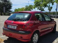 Usado Peugeot 206 70 CV (51 kW) 2004 Rojo Berlina