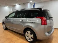 Usado Peugeot 5008 Allure 120 CV (88 kW) 2015 Gris / plata Monovolumen