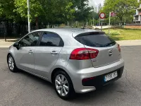 Usado Kia Rio 84 CV (61 kW) 2015 Gris / plata Berlina