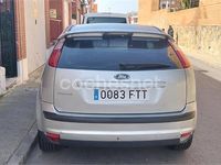 Usado Ford Focus Trend 100 CV (73 kW) 2007 Gris / plata Berlina