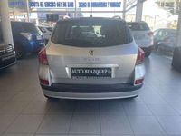 Usado Renault Clio GrandTour Dynamique 88 CV (64 kW) 2012 Plateado Familiar