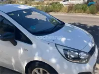 Usado Kia Rio 85 CV (62 kW) 2013 Blanco Berlina