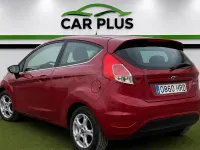 Usado Ford Fiesta Trend 95 CV (69 kW) 2013 Violeta / lila Berlina