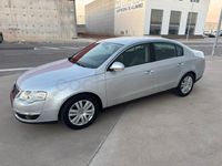 Usado VW Passat Highline 140 CV (102 kW) 2006 Gris / plata Familiar
