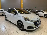 Usado Peugeot 208 110 CV (80 kW) 2019 Blanco Utilitario