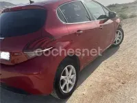Usado Peugeot 208 Access 75 CV (55 kW) 2016 Rojo Utilitario