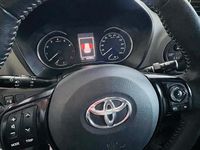 Usado Toyota Yaris Active 70 CV (51 kW) 2017 Rojo