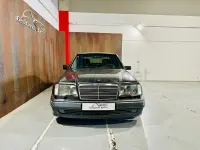 Usado Mercedes E500 320 CV (235 kW) 1994 Gris / plata Berlina