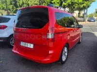Usado Ford Tourneo Courier Ambiente 100 CV (73 kW) 2017 Rojo Monovolumen