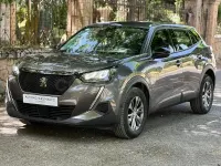 Usado Peugeot 2008 Active 110 CV (80 kW) 2022 Gris / plata SUV
