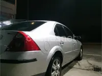 Usado Ford Mondeo Ghia 130 CV (95 kW) 2004 Gris / plata Berlina