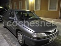 Usado Renault Laguna 95 CV (69 kW) 1995 Gris / plata Berlina