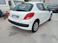 Usado Peugeot 207 Active 70 CV (51 kW) 2012 Blanco Berlina