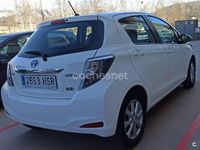 Usado Toyota Yaris Hybrid Active 100 CV (73 kW) 2013 Blanco Berlina