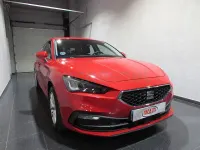 Usado Seat Leon Reference 110 CV (80 kW) 2022 Rojo Berlina