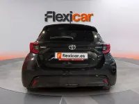 Usado Toyota Yaris Hybrid Active 116 CV (85 kW) 2023 Negro Berlina
