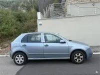Usado Skoda Fabia Classic 64 CV (47 kW) 2002 Gris / plata Berlina
