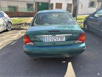 Usado Ford Focus Ghia 100 CV (73 kW) 1999 Verde Berlina
