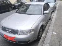 Usado Audi A4 130 CV (95 kW) 2004 Gris / plata Berlina