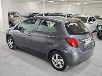 Usado Toyota Yaris Hybrid Active 100 CV (73 kW) 2014 Gris / plata Berlina