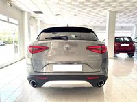 Usado Alfa Romeo Stelvio Executive 190 CV (139 kW) 2020 Gris / plata SUV