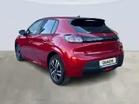 Usado Peugeot 208 Active 100 CV (73 kW) 2023 Rojo Utilitario