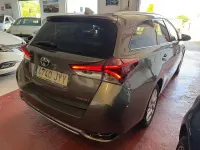 Usado Toyota Auris Hybrid Business Edition 136 CV (100 kW) 2017 Beige Familiar