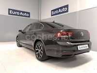 Usado VW Passat Executive 120 CV (88 kW) 2020 Gris / plata Berlina